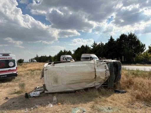 Tarım iş&ccedil;ilerini taşıyan minib&uuml;s devrildi: 17 yaralı
