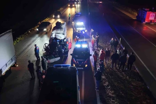 Tarım iş&ccedil;ilerini taşıyan minib&uuml;s tıra &ccedil;arptı: 12 yaralı
