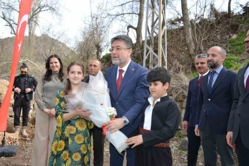 Tarım ve Orman Bakanı Yumaklı, Hakkari’nin Çukurca ilçesini ziyaret etti
