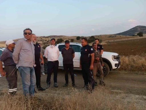 Tarla ve ormandan oluşan 2 bin dekarlık alanın kül olduğu yangın kontrol altına alındı
