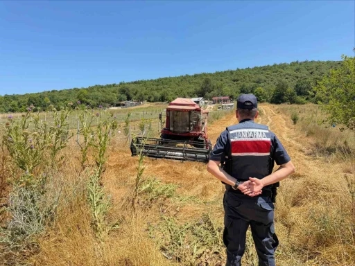 Tarlada su tankersiz hasat yapan bi&ccedil;&ouml;rd&ouml;ver sahibine 3 bin 705 lira ceza
