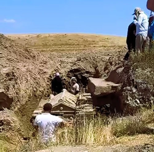 Tarlayı kazarak buldukları lahdi bırakıp kaçtılar
