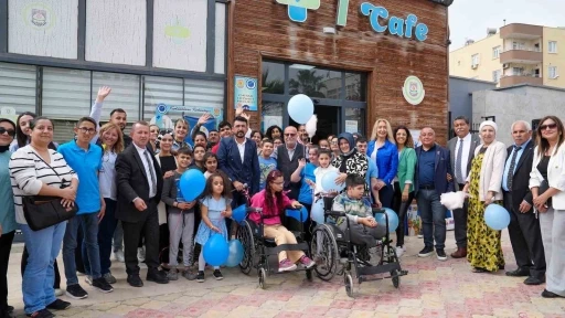 Tarsus’ta çocuklar gökyüzüne balon bıraktı
