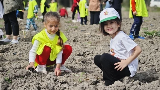 Tarsus’ta çocuklar okaliptüs fidanlarını toprakla buluşturdu
