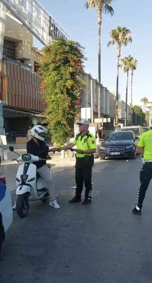 Tarsus&rsquo;ta ehliyetinin s&uuml;resi dolan s&uuml;r&uuml;c&uuml;lere y&ouml;nelik denetim
