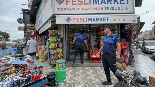 Tarsus’ta kaldırımları işgal eden tezgahlar kaldırıldı
