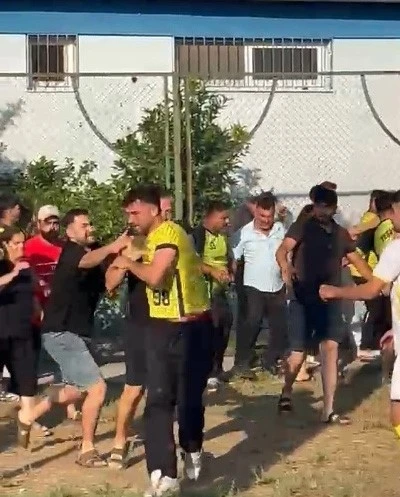 Tarsus&rsquo;ta k&ouml;yler arası futbol turnuvasında ma&ccedil; sonu kavgası
