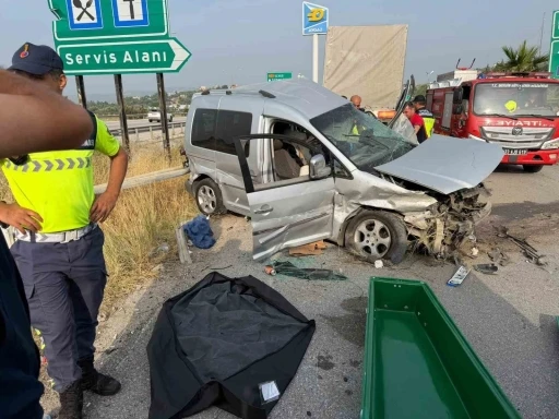 Tarsus&rsquo;ta otomobil tıra &ccedil;arptı: 1 &ouml;l&uuml;, 4 yaralı
