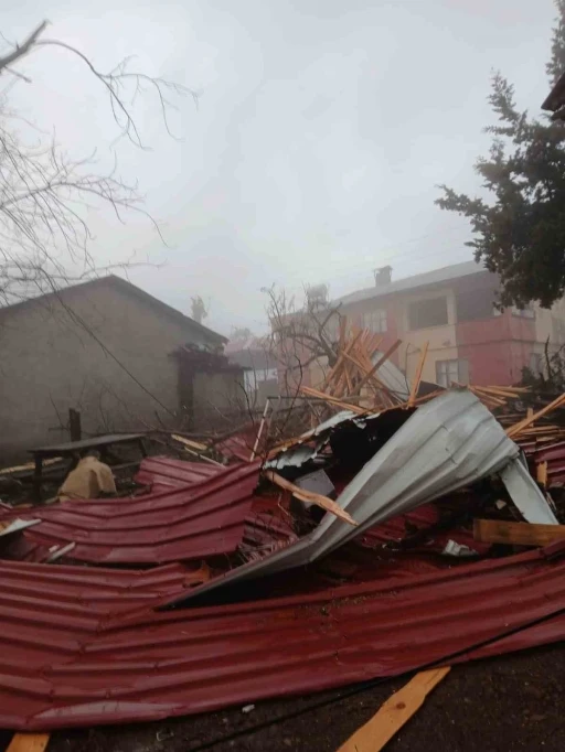 Tarsus&rsquo;ta yağmur ve fırtına hayatı olumsuz etkiledi
