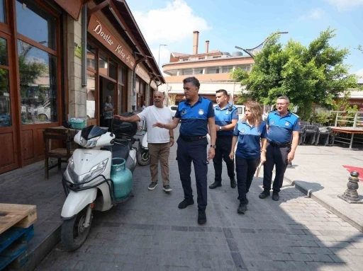 Tarsus&rsquo;ta zabıtadan esnafa ortak kullanım alanı bilgilendirmesi
