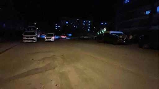 Tartışıp kovaladığı kişiyi bıçaklayıp kaçtı
