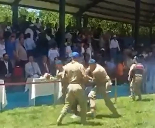 Tartışmalı g&uuml;reşler olaylı başladı

