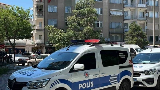 Tartıştığı apartman y&ouml;neticisini bı&ccedil;akladı
