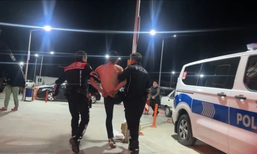 Tartıştığı arkadaşını bı&ccedil;akladı, polis ekiplerine zor anlar yaşattı
