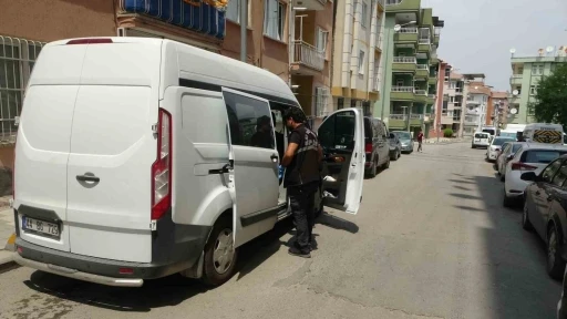 Tartıştığı babasını sırtından bı&ccedil;akladı
