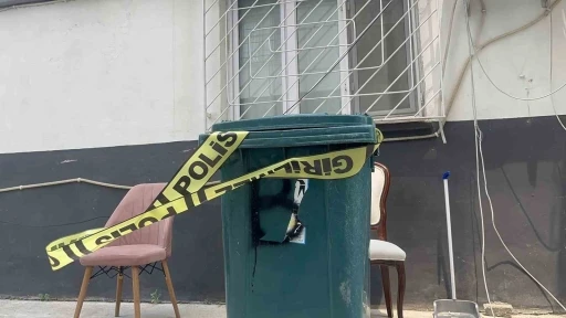 Tartıştığı eşinin başına &ccedil;eki&ccedil;le vurup boğazından bı&ccedil;akladı

