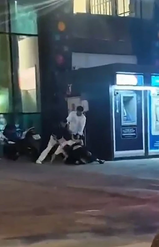 Tartıştığı genci yere yatırıp acımasızca darp ettiler
