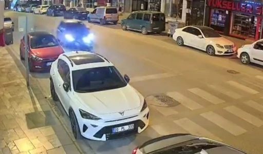 Tartıştığı motosikletliye &ccedil;arpıp yoluna devam etti
