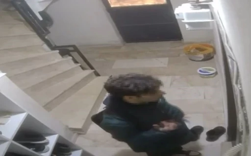 Tartıştığı sevgilisini bıçaklayıp annesini öldüren şüphelinin olay gününe ait görüntüleri ortaya çıktı

