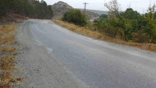 Taş ocağı tozu ve asfaltsız yola vatandaşlardan tepki
