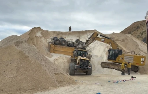 Taş ocağında kamyon devrildi, sürücüsü hayatını kaybetti
