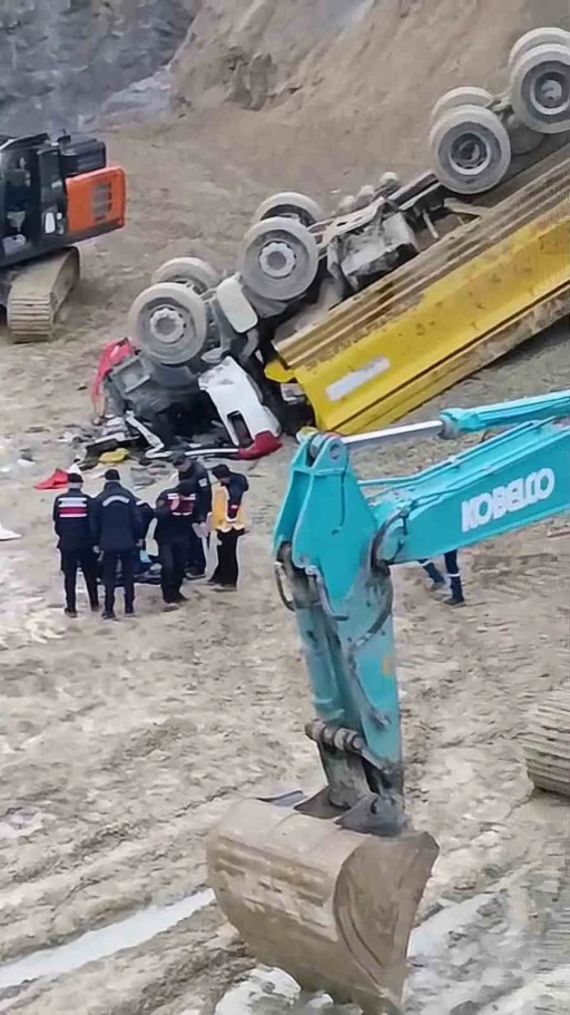 Taş ocağında u&ccedil;uruma yuvarlanan kamyonun s&uuml;r&uuml;c&uuml;s&uuml; hayatını kaybetti
