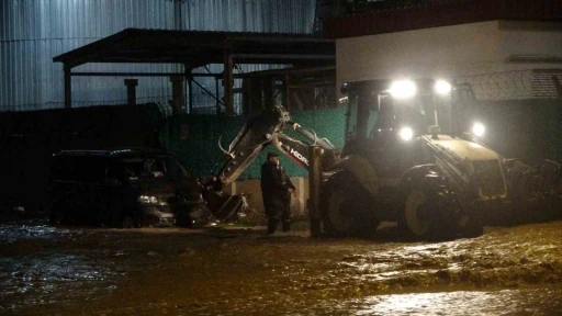 Taşan Kepez &Ccedil;ayı&rsquo;nda mahsur kalan ara&ccedil; iş makinası yardımı ile kurtarıldı
