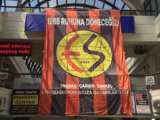 Taşbaşı esnafından Eskişehirspor&rsquo;a bayraklarla destek
