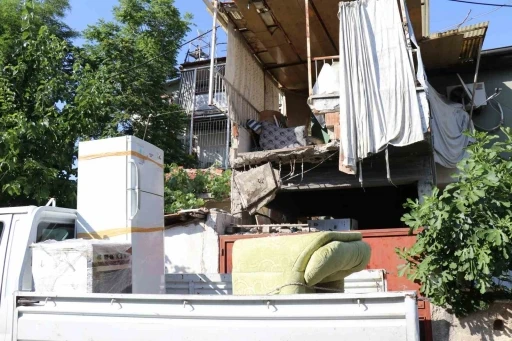 Taşıma işlemi yapılan evin balkonu çöktü: 3 yaralı
