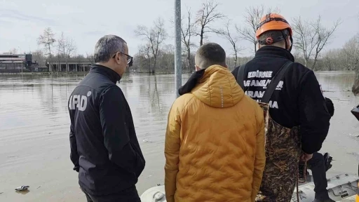Taşkında mahsur kalan atlar i&ccedil;in botlarla seferberlik
