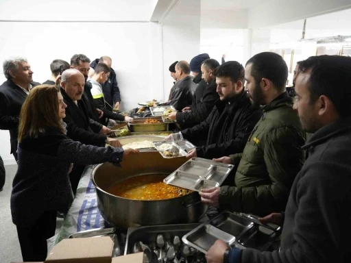 Taşk&ouml;pr&uuml;&rsquo;de y&uuml;zlerce kişi iftar sofrasında buluştu
