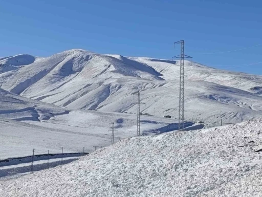 Taşlıçay’da kar yağışıyla Gündoğdu köyü beyaza büründü
