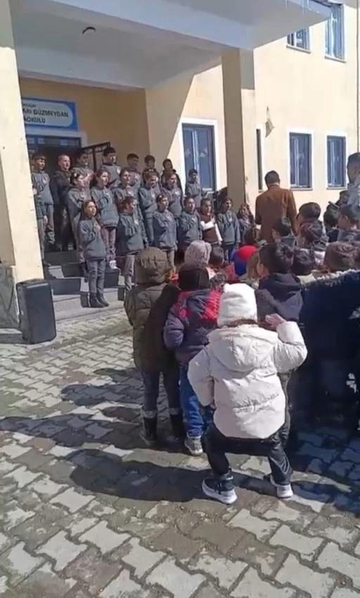 Taşlı&ccedil;ay&rsquo;da Ramazan etkinliğinde minik kızın ilahiye eşliği tebess&uuml;m oluşturdu
