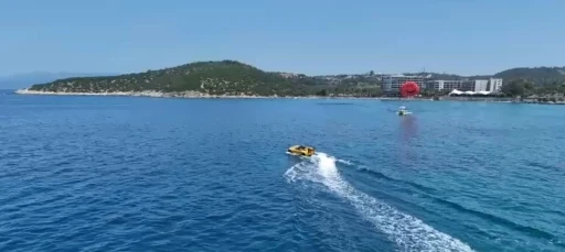Tatil beldelerinde yeni trend: Spor araba görünümlü sürat tekneleri ilgi görüyor
