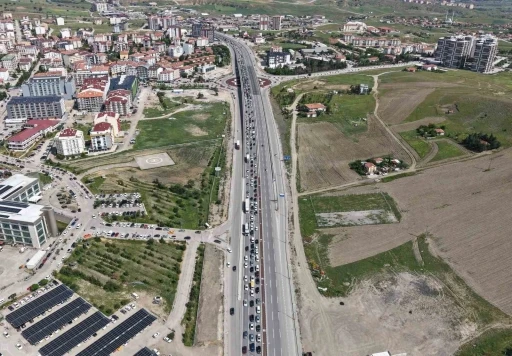 Tatil bitti, yoğunluk bitmedi: 43 ilin ge&ccedil;iş noktasında d&ouml;n&uuml;ş trafiği yaşandı
