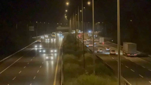 Tatil dönüşü otoyolda akıcı yoğunluk başladı
