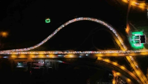 Tatilciler d&ouml;n&uuml;ş yoluna ge&ccedil;ti, kilometrelerce kuyruk oluştu: 43 ilin bağlantı noktası g&ouml;r&uuml;nt&uuml;lendi
