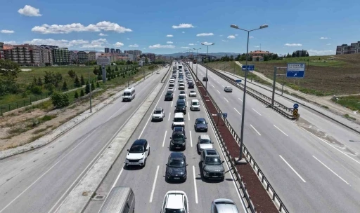 Tatilciler d&ouml;n&uuml;ş yolunda: 43 ilin bağlantı noktasında trafik yoğunluğu arttı
