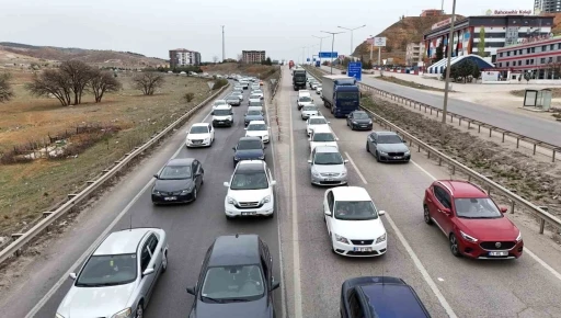Tatilciler erken dönüşe geçti: 43 ilin geçiş güzergahında trafik yoğunluğu
