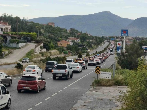 Tatilciler Muğla&rsquo;ya akın etti: Ara&ccedil; kuyruğu 22 kilometreye ulaştı
