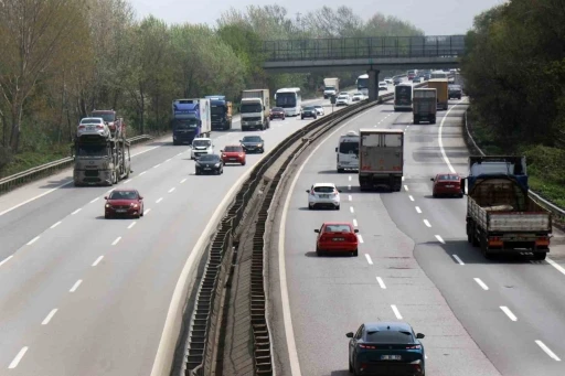 Tatilciler yola çıktı, otoyol Sakarya geçişinde akıcı yoğunluk oluştu
