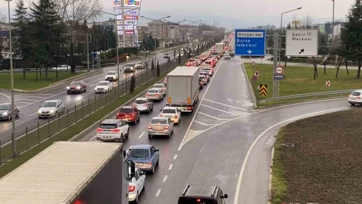 Tatilcilerin d&ouml;n&uuml;ş yolculuğu başladı, İneg&ouml;l&rsquo;de trafik durma noktasına geldi
