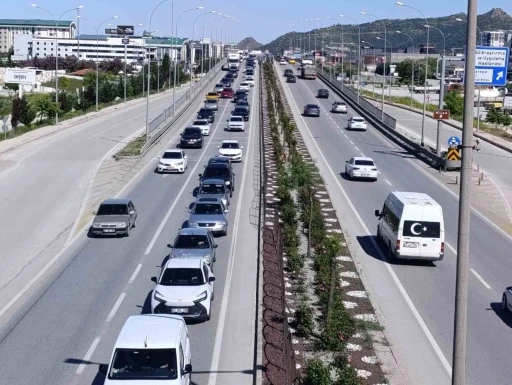 Tatilcilerin d&ouml;n&uuml;ş yoluna ge&ccedil;mesiyle Afyonkarahisar&rsquo;da trafik yoğunluğu başladı
