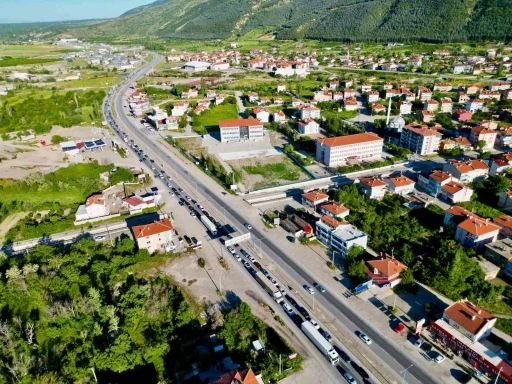Tatilcilerin d&ouml;n&uuml;ş yolundaki yoğunluğu s&uuml;r&uuml;yor
