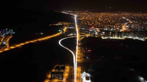 Tatilcilerin dönüşü çilesi sürüyor: 43 ilin geçiş güzergahında trafik durma noktasına geldi
