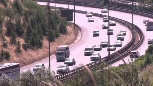 Tatilcilerin d&ouml;n&uuml;ş&uuml; Kocaeli ge&ccedil;işini hareketlendirdi
