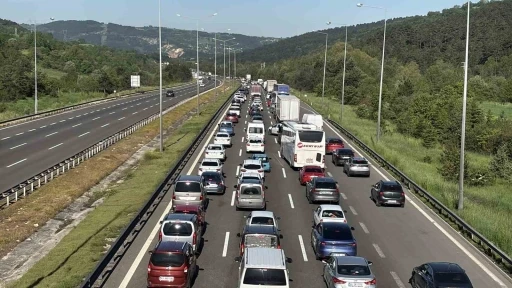 Tatilcilerin d&ouml;n&uuml;ş&uuml; s&uuml;r&uuml;yor: Bolu ge&ccedil;işinde uzun ara&ccedil; kuyrukları
