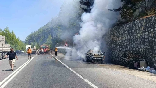 Tatilden d&ouml;nen ailenin otomobili alev alev yandı muhtemel faciadan d&ouml;n&uuml;ld&uuml;
