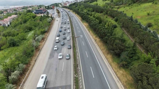 Tatilin ikinci g&uuml;n&uuml;nde TEM&rsquo;de trafik yoğun akıcı ilerliyor
