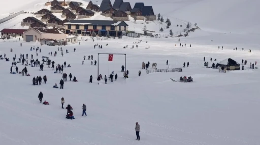 Tatille birlikte kayak merkezlerinde yoğunluk: Yedikuyular&rsquo;da kar keyfi
